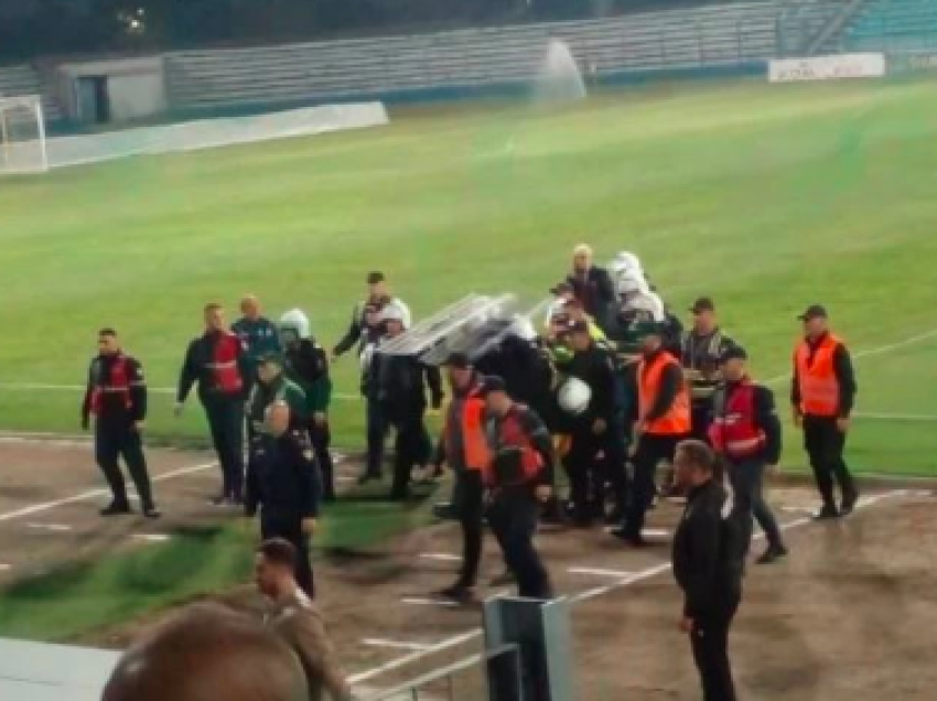 Pamje të rënda: Tifozi shqiptar bie me kokë nga tribunat, dërgohet me urgjencë në spital