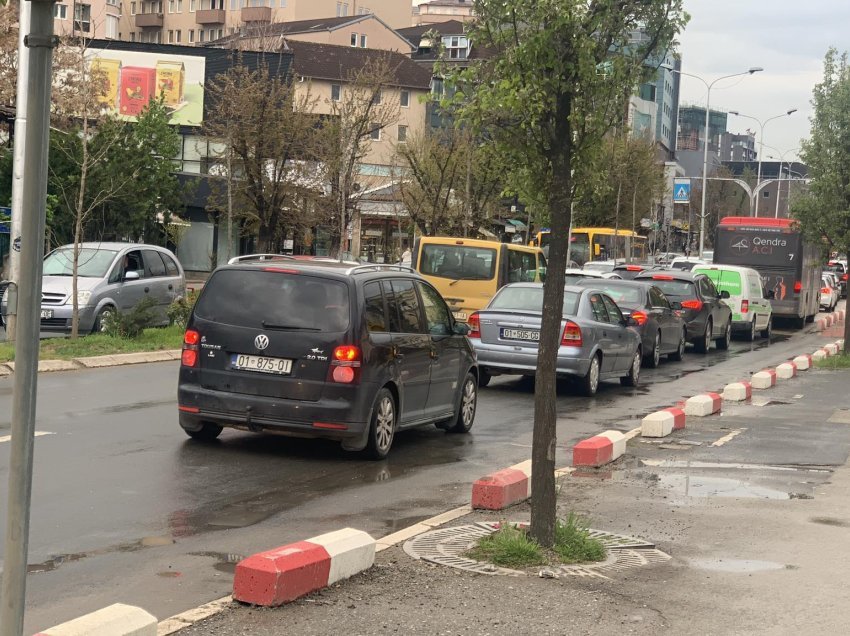 ​Kolona të gjata për shkak të punimeve në njërën nga rrugët kryesore të Prishtinës