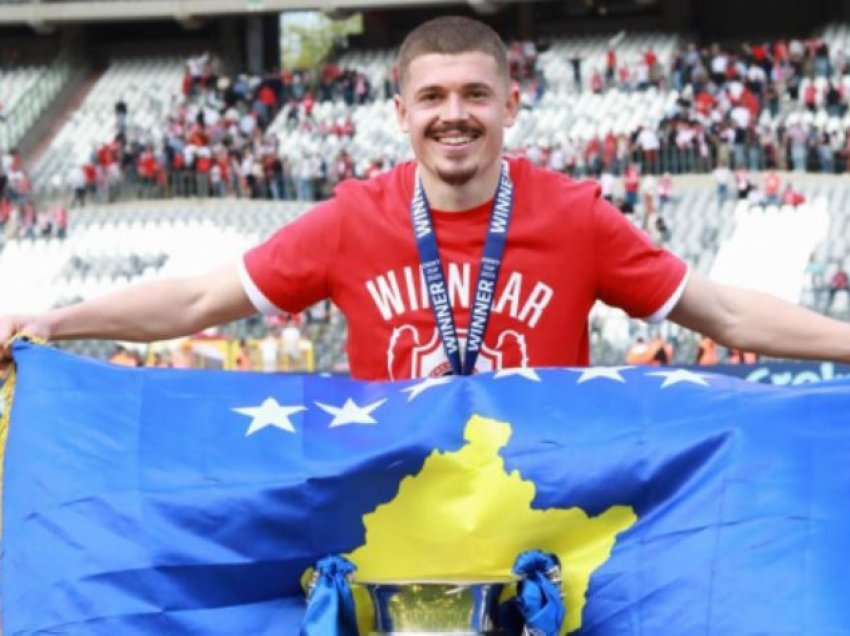 Arbnor Muja feston me flamurin e Kosovës