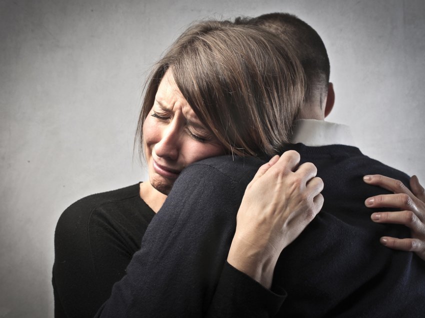 Përqafimet ndihmojnë kundër depresionit dhe ankthit