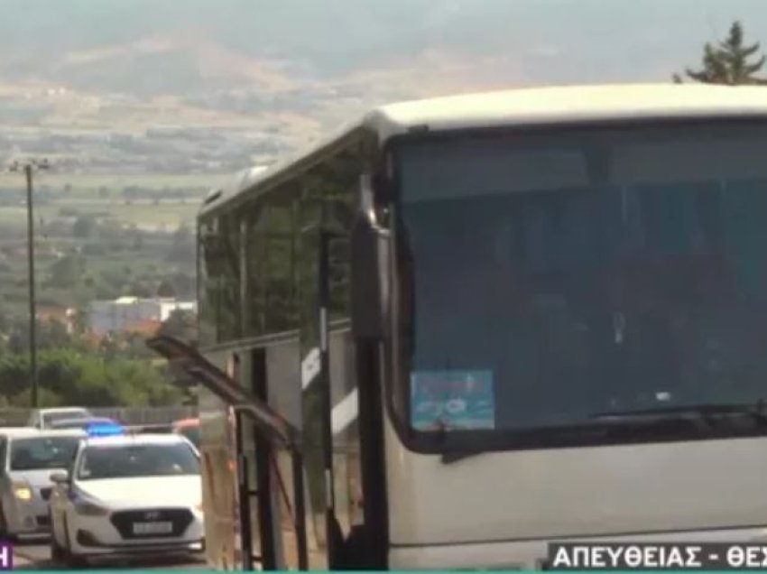 Përfshihet nga flakët një autobus me turistë në Greqi