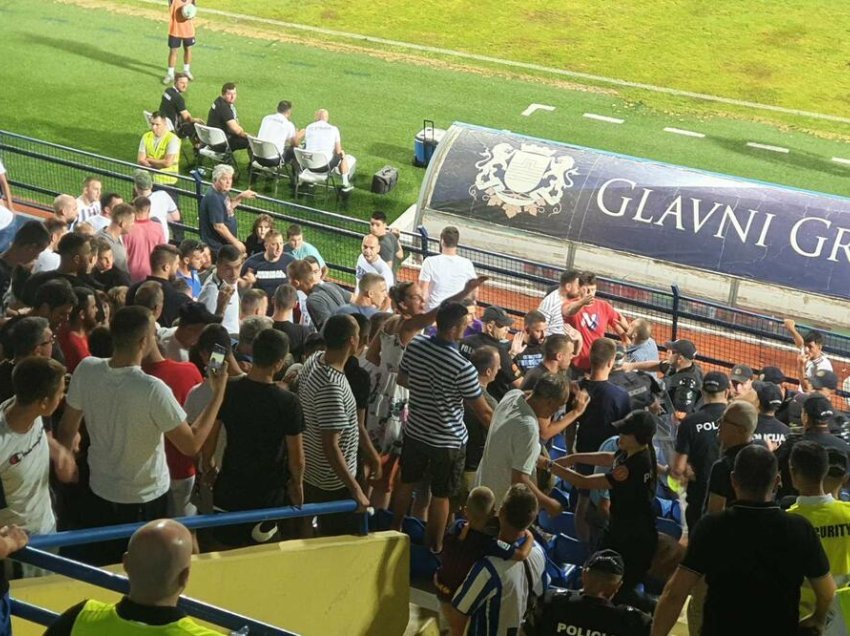 Shfaqet fanella e Cërvena Zvezdës në sfidën me ekipin shqiptar, rrëmujë në stadium 