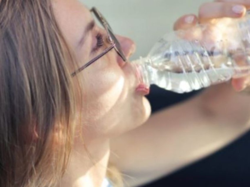 Sa ujë duhet të pini gjatë ditëve të nxehta