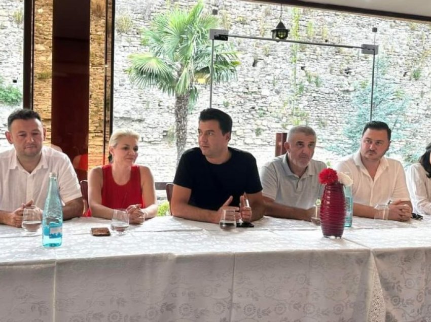 Basha takim me strukturat drejtuese në Elbasan: 2 shatorit çel siparin e ndryshimeve të rëndësishme për Partinë Demokratike