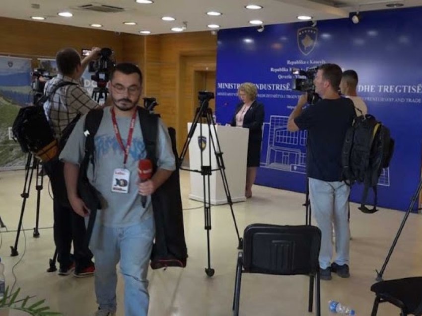 Gazetarët e konsiderojnë të paarsyeshëm qëndrimin në konferencën e ministres Hajdari
