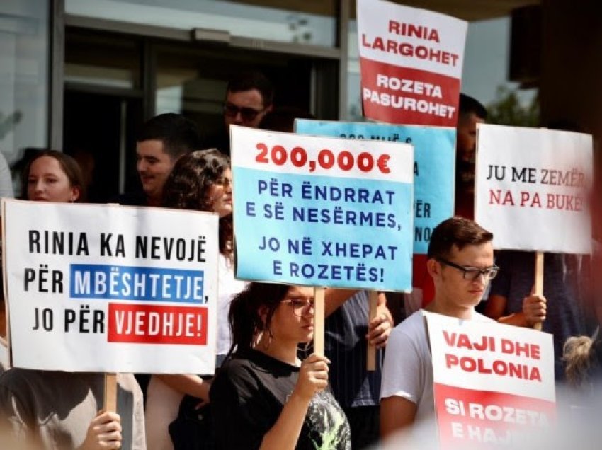 ​“Rinia largohet, Rozeta pasurohet”, të rinjtë e PDK-së kërkojnë dorëheqjen e ministres Hajdari