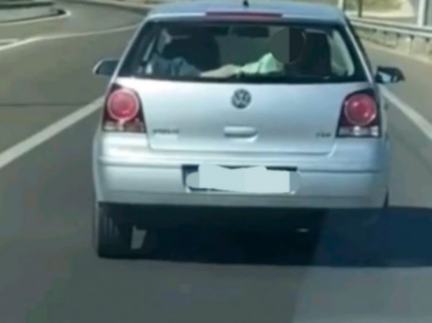 Voziti në autostradë me fëmijën të ulur mbi karriget e pasme të veturës, gjobitet shoferi