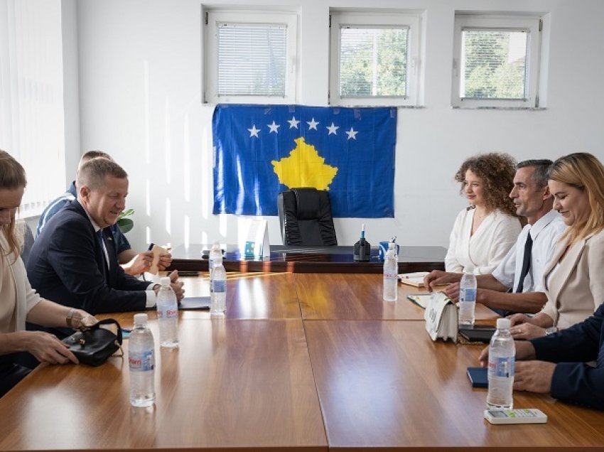 Ambasadori i BE-së viziton kryetar Pecin në fshatin Lipë, ngjet flamurin e Kosovës për muri me ngjitës