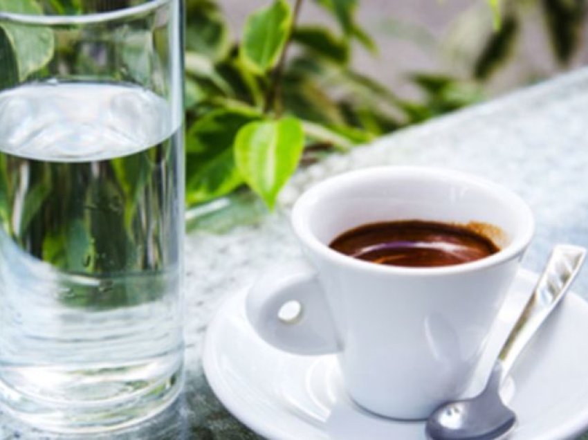 A duhet ta pimë kafen duke e shoqëruar me ujë? Kjo është e vërteta