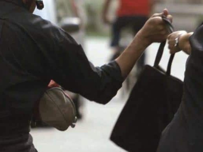 Grabitet shtetasja zvicerane në Gjilan, hajnat ia marrin çantën me para e gjëra personale