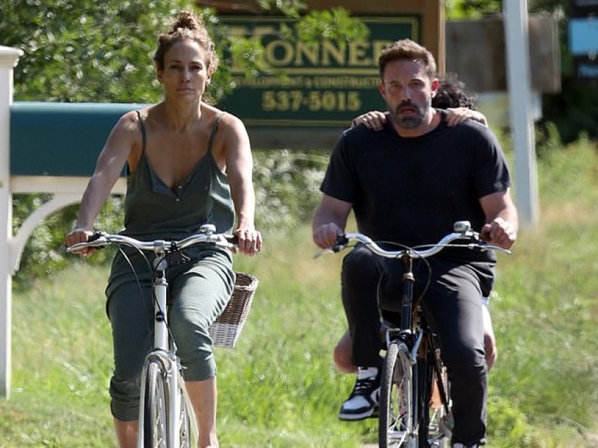 Jennifer Lopez e thjeshtë në përditshmëri, fotografohet në një dalje me biçikletë me burrin 