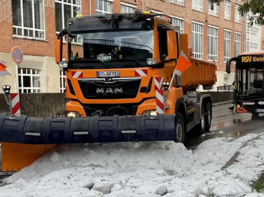 Gjermania goditet nga stuhi e madhe breshëri, borëpastruesit në terren