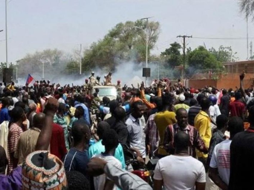 Franca i mbështet përpjekjet e Afrikës Perëndimore për të dështuar grushtshtetin në Nigeri