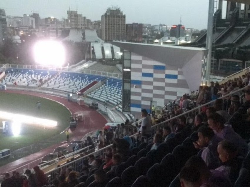 Robin Krasniqi-Mohammedi, tifozët po hyjnë në stadiumin 