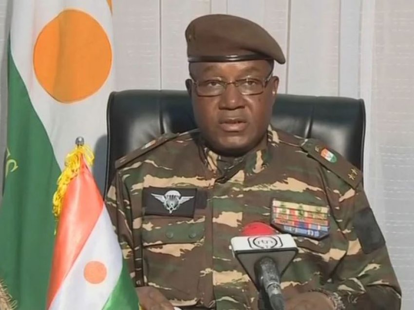 Udhëheqësit e grusht shtetit të Nigerit përballen me afat nga fqinjët për të hequr dorë nga pushteti