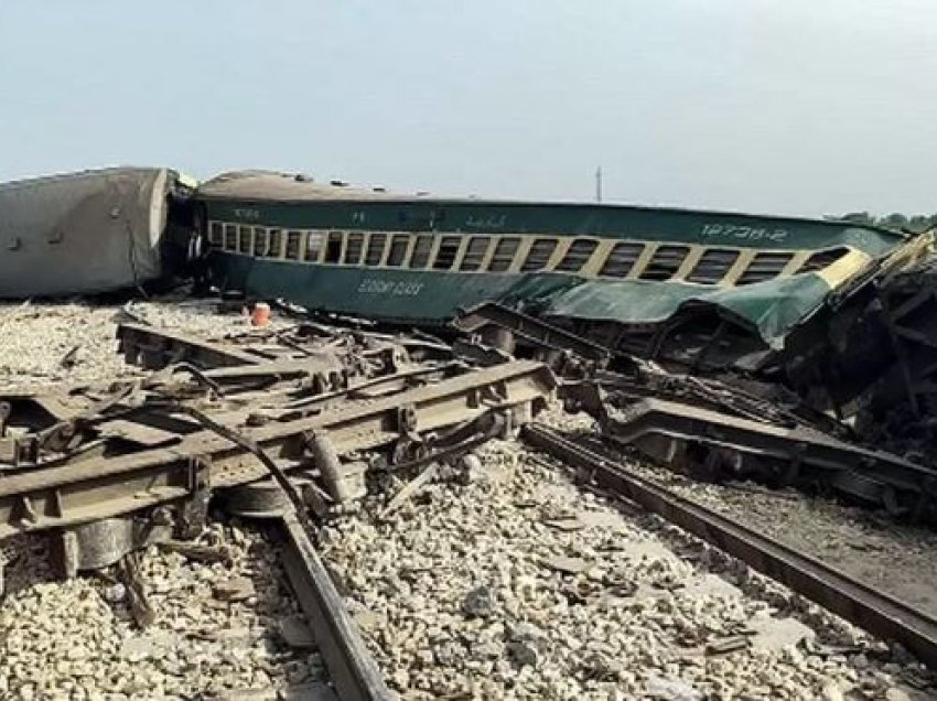 Shkon në 30 numri i të vdekurve në Pakistan, ku treni doli nga shinat