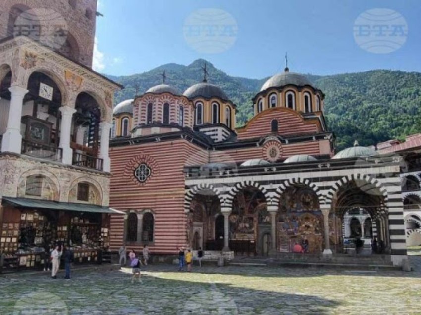 Besimtarët bullgarë përfundojnë pelegrinazhin vjetor duke nderuar Mrekullibërësin e Rilës