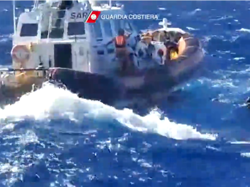 Dy varka me emigrantë nga Afrika mbyten pranë ishullit italian, 30 të zhdukur në det