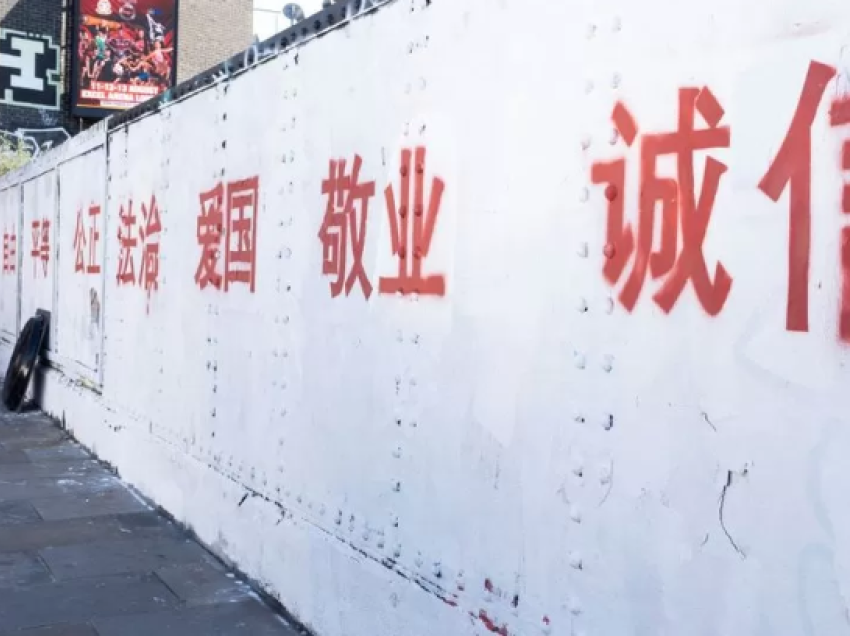 Parullat politike kineze shfaqen në murin e artit në Londër