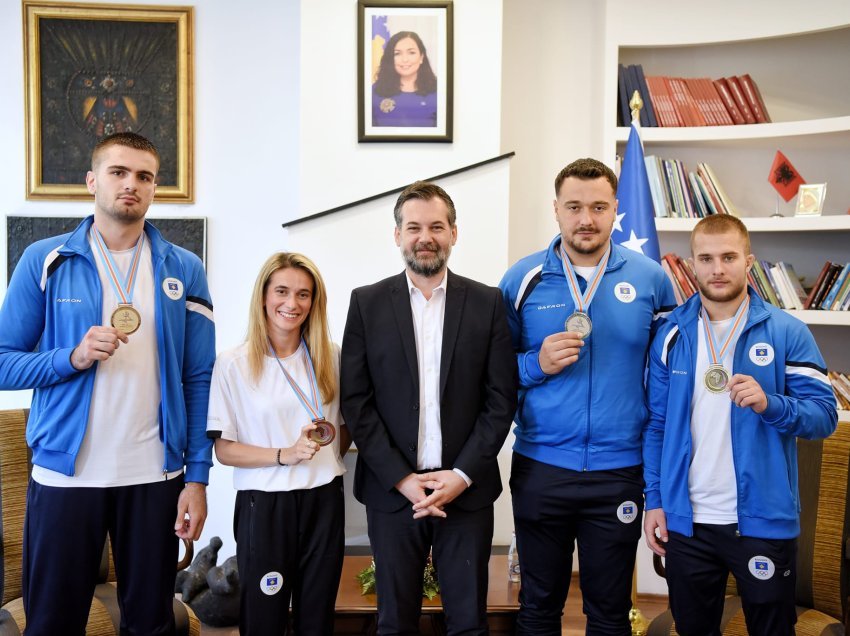 Ministri Çeku priti në takim katër medalistët e Kosovës në Lojërat Frankofone 
