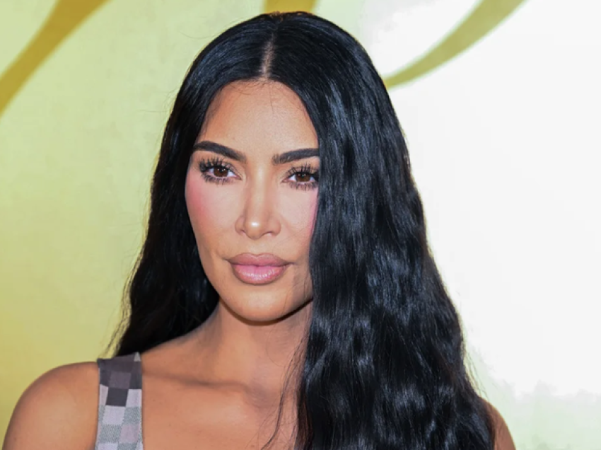 Kim Kardashian tregon se së fundmi ka thyer shpatullën