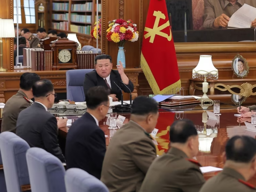 Kim Jong Un e shkarkon shefin e ushtrisë, urdhëron nisjen e përgatitjeve për luftë