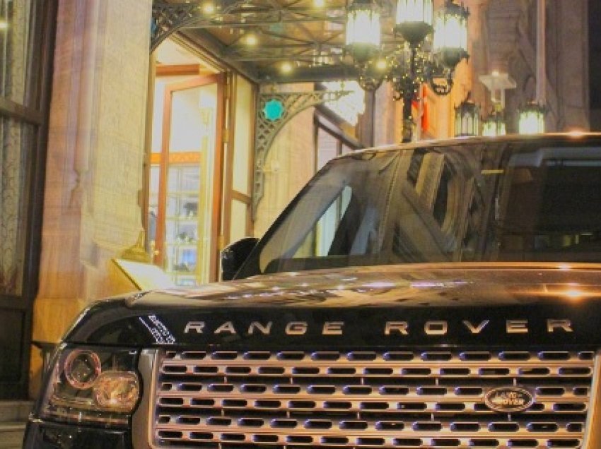 Policia ndal ‘Range Rover’-in me targa të huaja në Prishtinë, ia gjejnë shoferit armën me dhjetëra fishekë