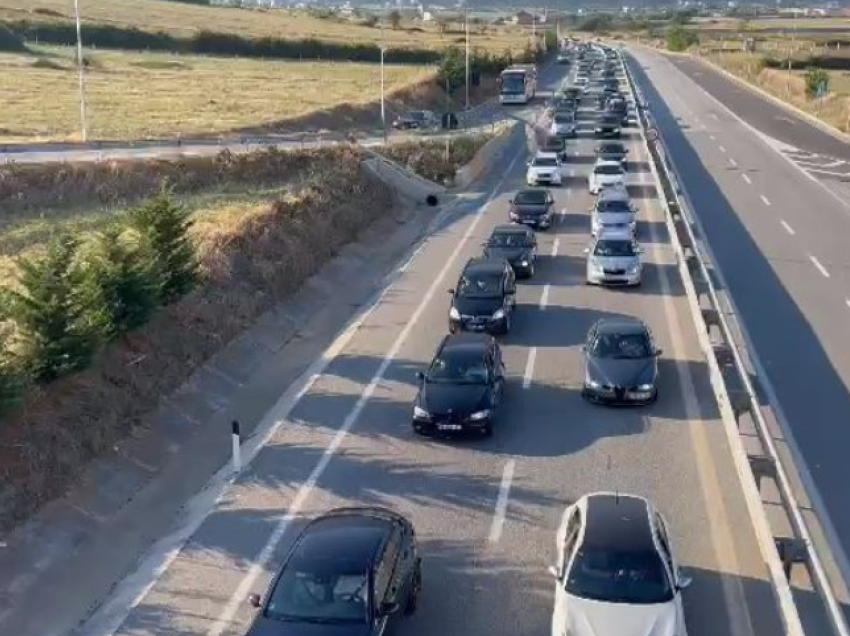 Automjete të shumta nisen nga Kosova drejt Shqipërisë, radhë kilometrike në aksin Morinë – Kukës