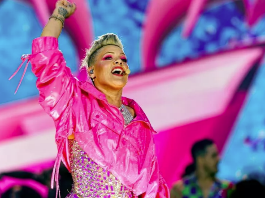 Pink-ut i ndodh e papritura gjatë koncertit në Boston, këngëtarja ndërpret performancën për disa minuta 