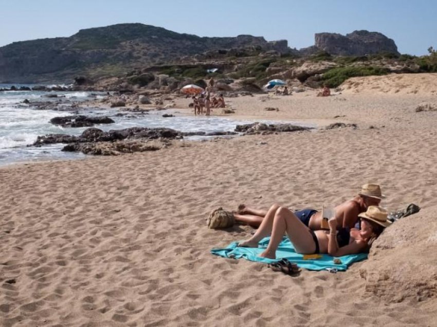 Nudistët katalanas kundër turistëve të veshur: Nuk ndihemi mirë nga tekstilet