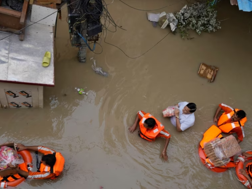 Të paktën 24 të vdekur nga vërshimet dhe rrëshqitja e dheut në Indi