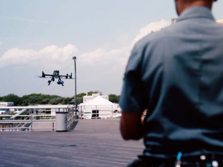 Policia amerikane përdor dronë për të rritur sigurinë e pushuesve në plazhe