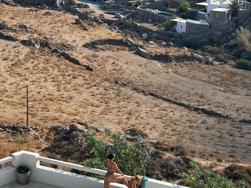 Xhuli Nura fokuson të pasmet në imazhet nga pushimet luksoze në Mykonos