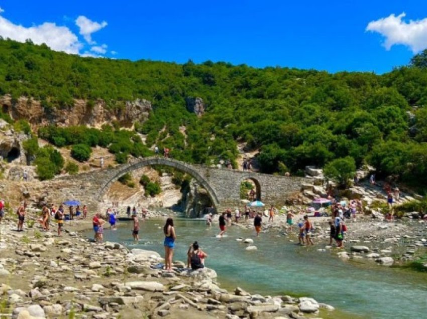 ​Përmeti destinacion turistik, Hoxha: Mbi 80 mijë turistë vendas e të huaj
