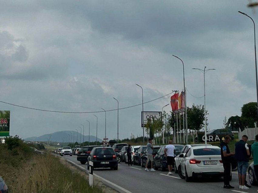 Pamje/ Kolona të gjata të bashkatdhetarëve për të dalë nga Kosova