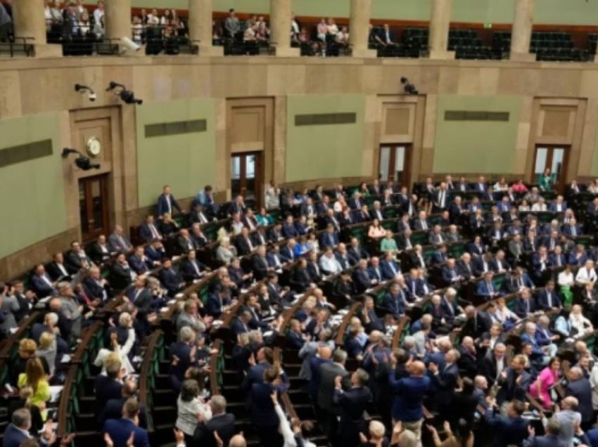 Parlamenti polak miraton propozimin për referendumin mbi pranimin ose jo të emigrantëve