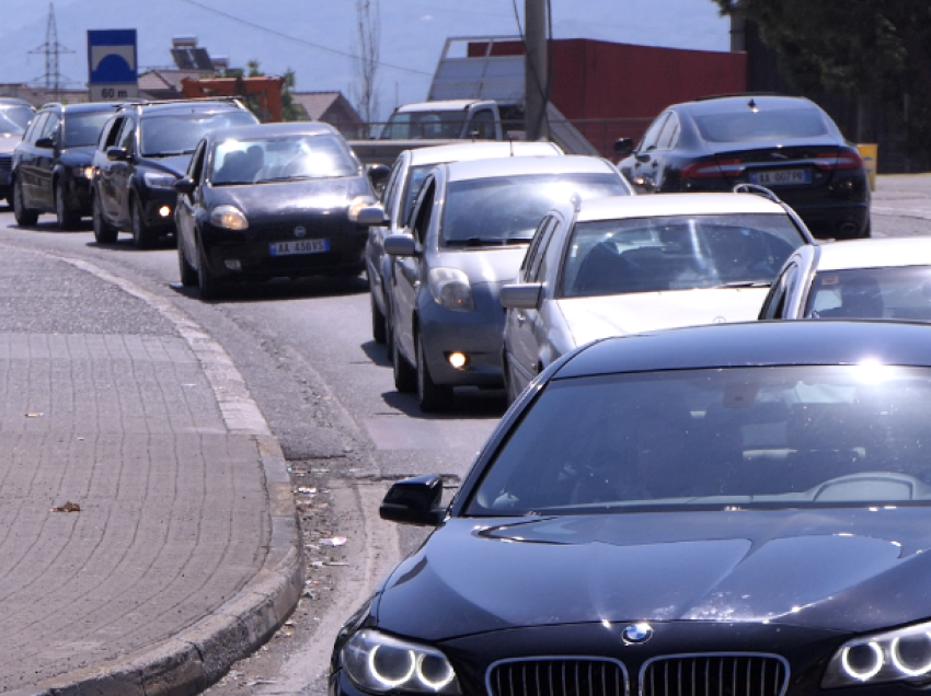 Trafik në rrethrrotullimin e Bradasheshit, numër i lartë makinash në zonë