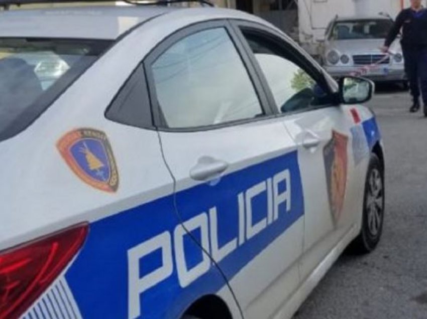 Mbajti nën kërcënimin e thikës prej dy orësh nënën dhe motrën në banesë, 37-vjeçari në Kuçovë arrestohet nga policia