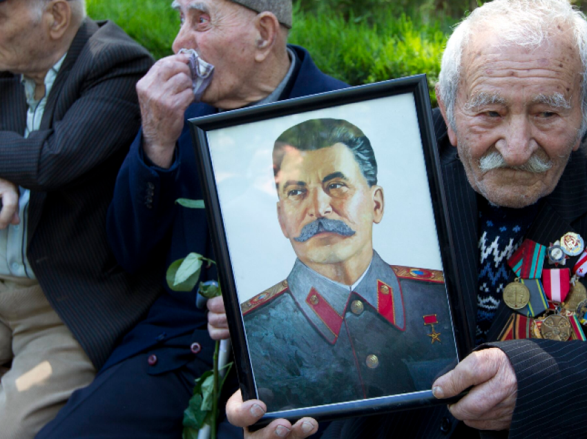 Autoritetet ruse nisin hetimet për priftin që bekoi statujën e Stalinit