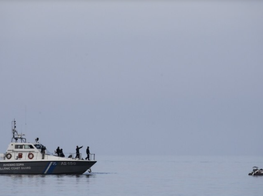 Autoritetet greke i shpëtojnë gati 60 emigrantë në Detin Egje