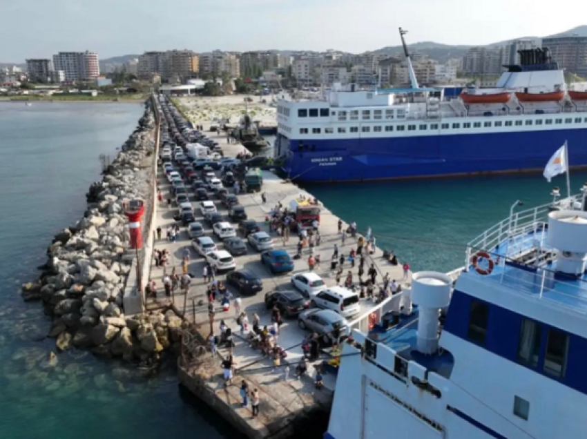 Fluks i madh pasagjerësh në portin e Vlorës