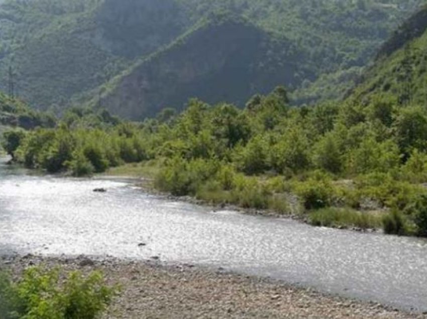 Nxirret trupi i pajetë i të miturit 11 vjeç që u mbyt në lumin Shkumbin