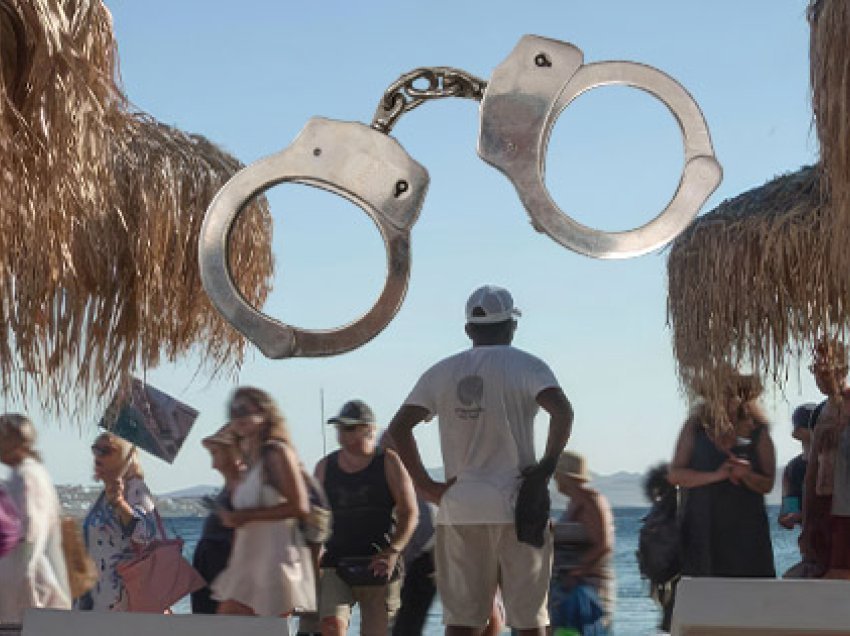 Zaptuan plazhet, policia greke arreston 22 biznesmenë