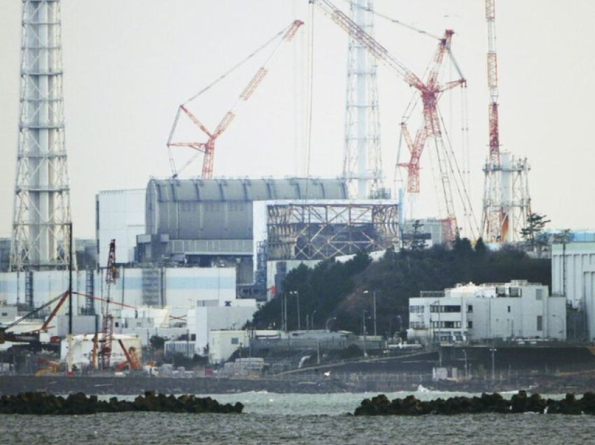 Kryeministri japonez takohet me peshkatarët, kërkon miratim për të hedhur mbetje radioaktive në Paqësor