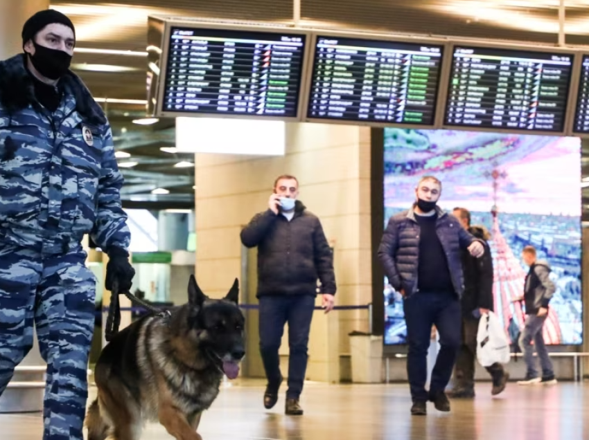 Aeroportet e Moskës kufizojnë fluturimet sërish, Rusia thotë se e rrëzoi një dron ukrainas