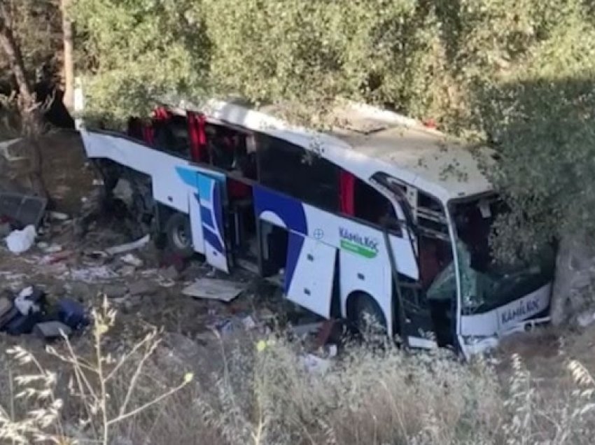Të paktën 12 të vdekur pas rënies së autobusit në një luginë në Turqi