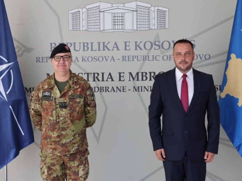Ministri i Mbrojtjes priti në takim komandantin e KFOR-it