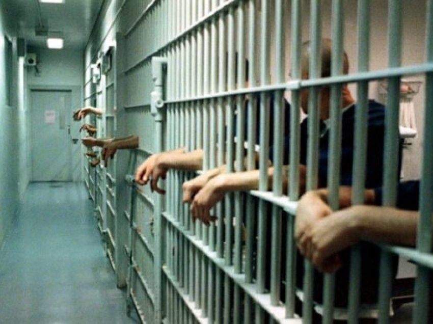 Rrahje në Burgun e Sigurisë së Lartë, i përfshirë i dënuari për vrasjen e Triumf Rizës