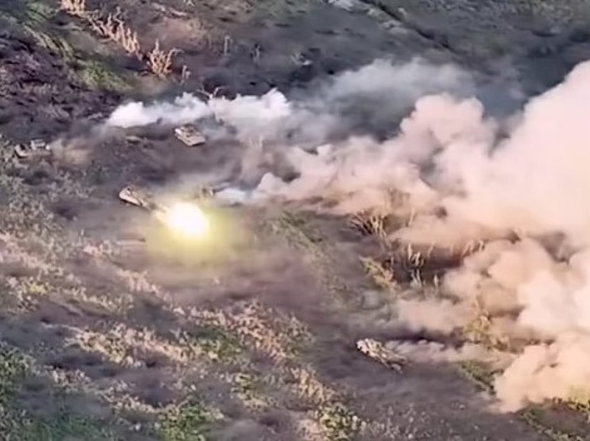 Momenti kur ukrainasit me ndihmën e dronëve dhe minave – arrijnë të hedhin në erë konvojin e tankeve ruse