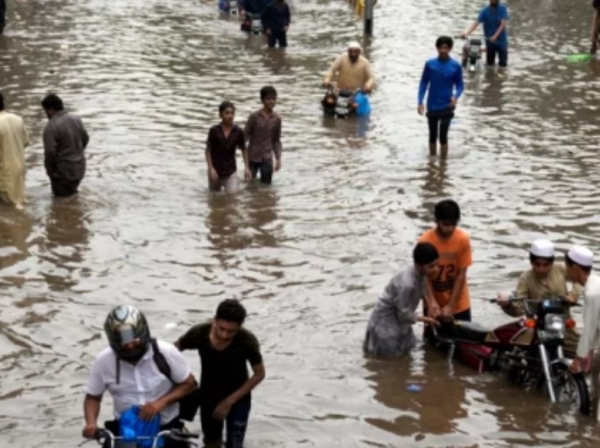 Rreth 100 mijë njerëz evakuohen në Pakistan shkaku i përmbytjeve